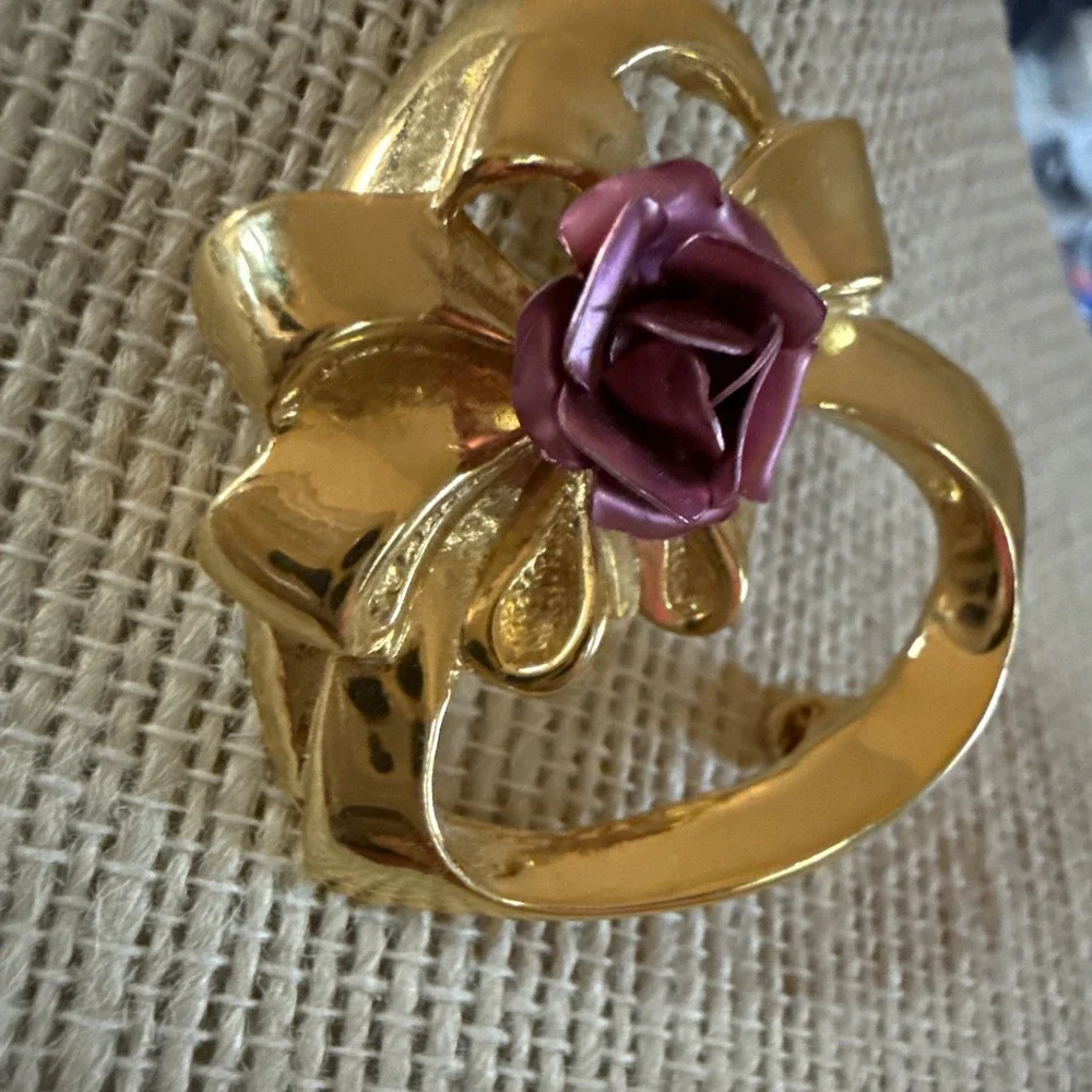 VTG. BOTIQUE PINK ENAMEL & SHINY GOLD TONE HEART & CORSAGE FLOWER‎ BROOCH & Pin